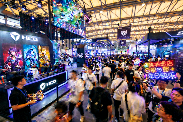 电竞赛事展会现场，各大品牌展台人流涌动，现场氛围热烈